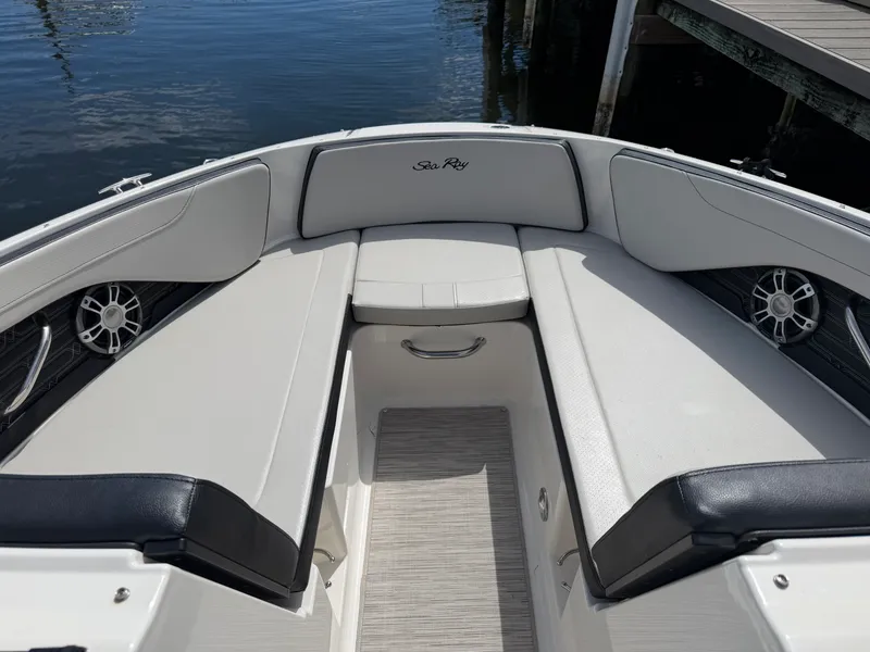 Slide: The Image of Sea Ray 210 SPX OB 2025 - 13