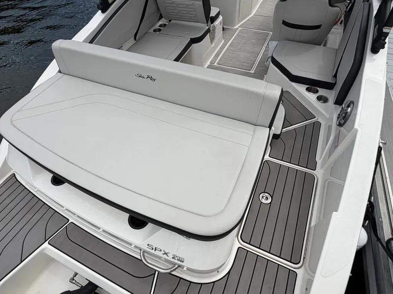 Slide: The Image of Sea Ray 210 SPX OB 2025 - 5