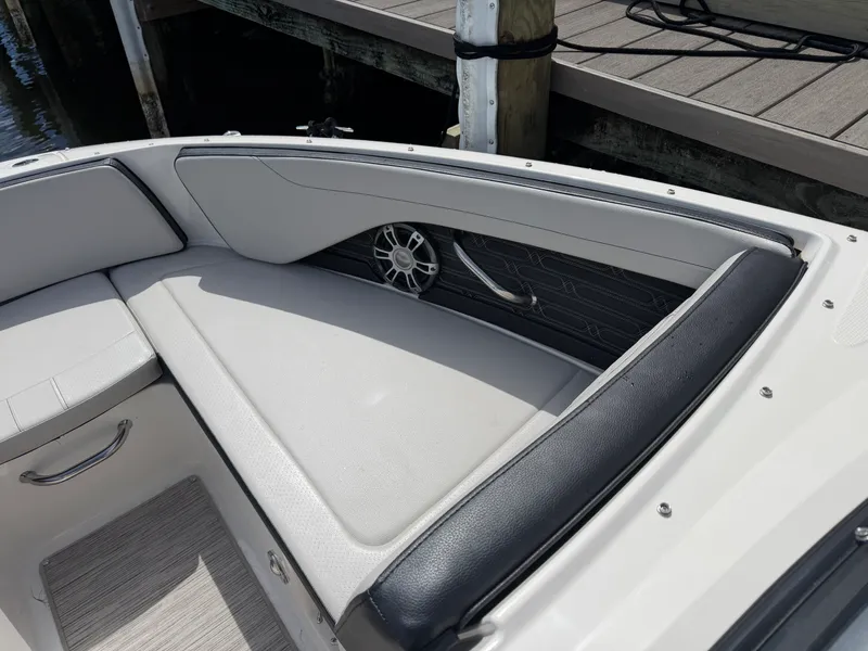 Slide: The Image of Sea Ray 210 SPX OB 2025 - 15