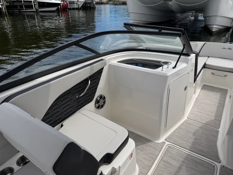 Slide: The Image of Sea Ray 210 SPX OB 2025 - 32