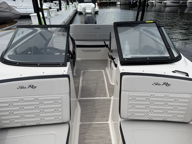 Slide: The Image of Sea Ray 210 SPX OB 2025 - 12