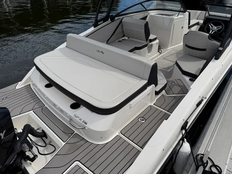 Slide: The Image of Sea Ray 210 SPX OB 2025 - 4