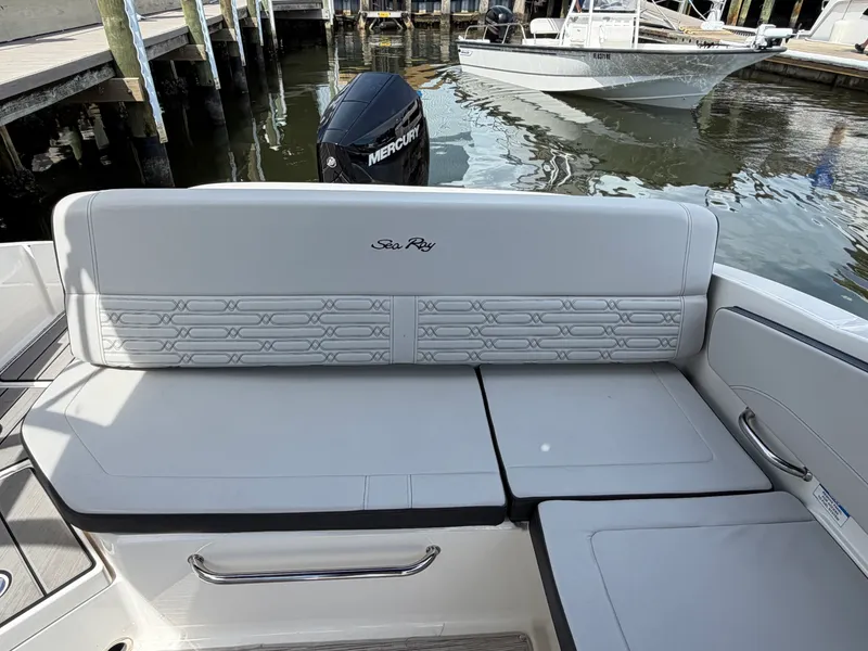 Slide: The Image of Sea Ray 210 SPX OB 2025 - 10