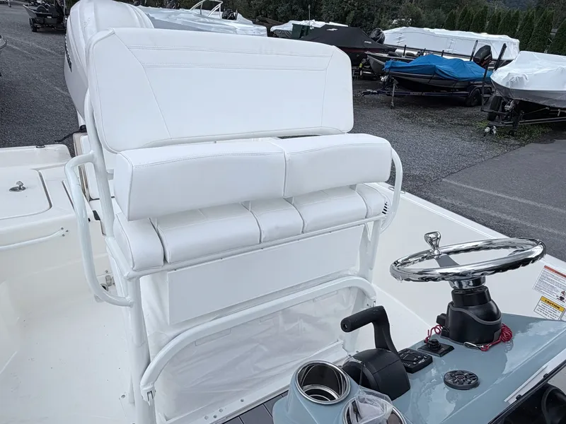 Slide: The Image of Skeeter SX2350 2026 - 23