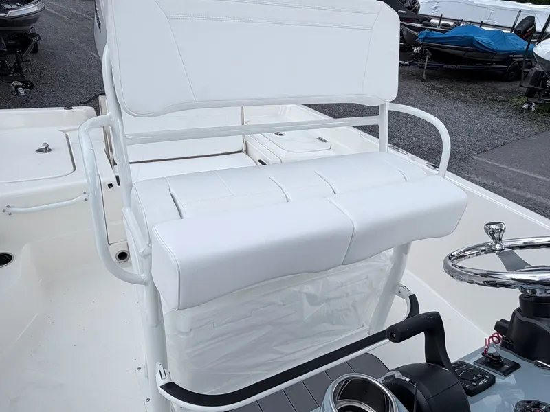 Slide: The Image of Skeeter SX2350 2026 - 32
