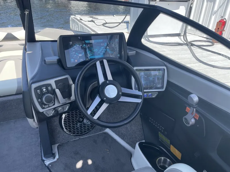 Slide: The Image of Malibu Wakesetter 23 LSV 2015 - 14
