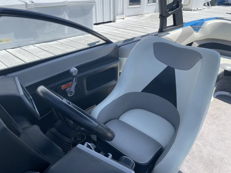 Slide: The Image of Malibu Wakesetter 23 LSV 2015 - 28