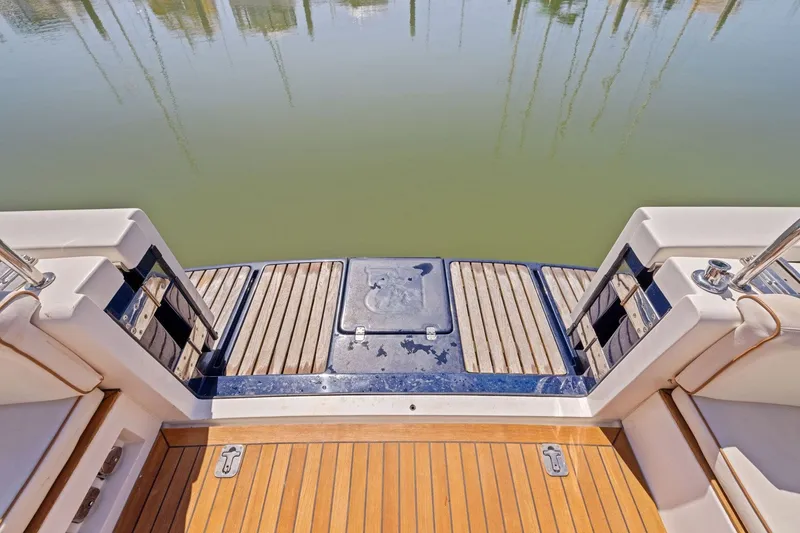 Slide: The Image of Rear deck of 2009 Rivolta Coupe 4.5 boat with wooden flooring and water view. - 34