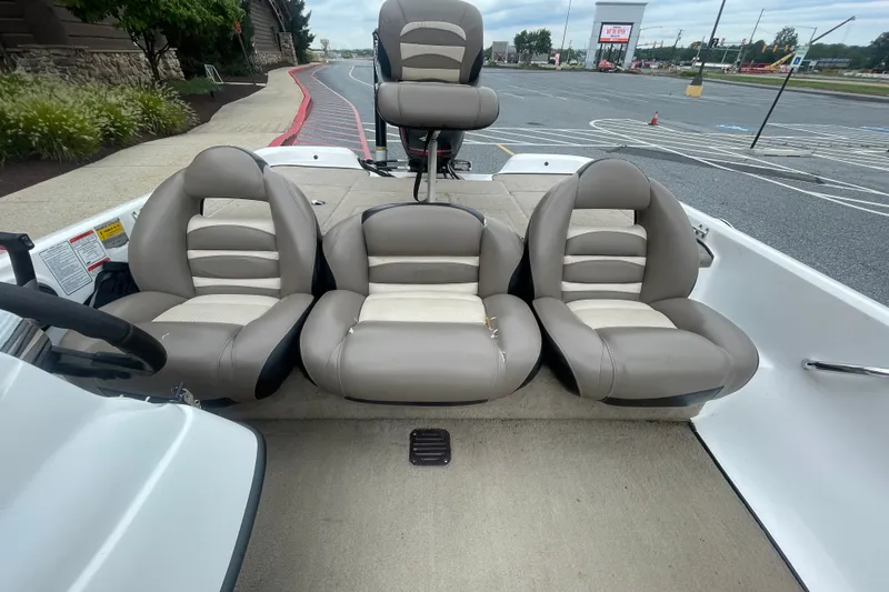 Slide: The Image of Interior of a 2008 Nitro Z-7 boat with three cushioned seats. - 11