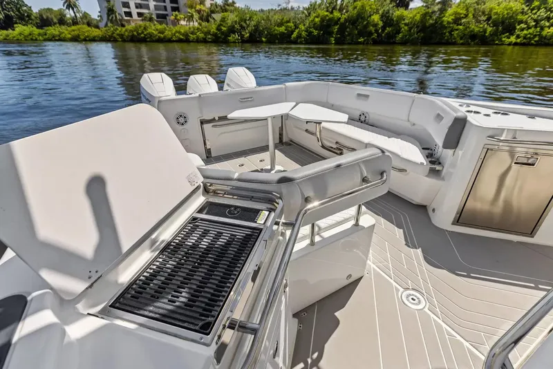 Slide: The Image of Wellcraft 38 T-Top 2025 - 12