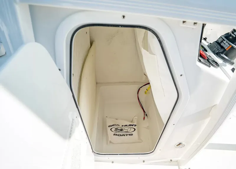 Slide: The Image of Sea Hunt Ultra 219 2027 - 16