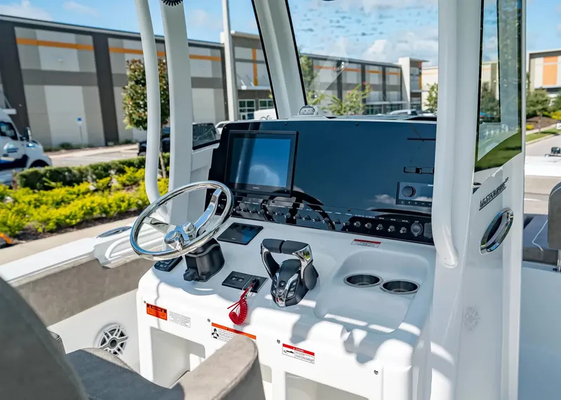 Slide: The Image of Sea Hunt Ultra 275SE 2027 - 16