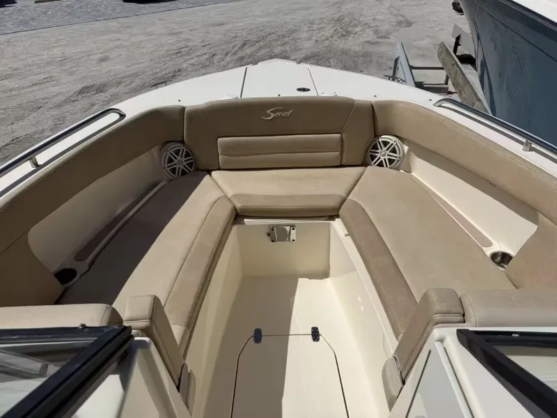 Slide: The Image of Scout 255 Dorado 2018 - 9