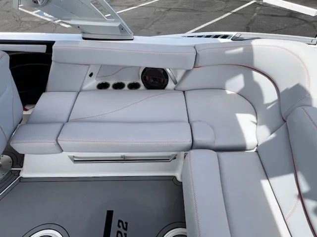 Slide: The Image of MasterCraft XT22 2019 - 15