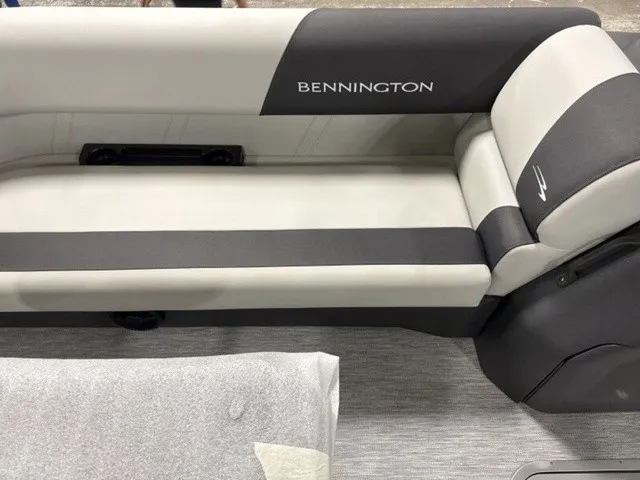 Slide: The Image of Bennington S-One Swingback 22 S1SB Tritoon 2027 - 10
