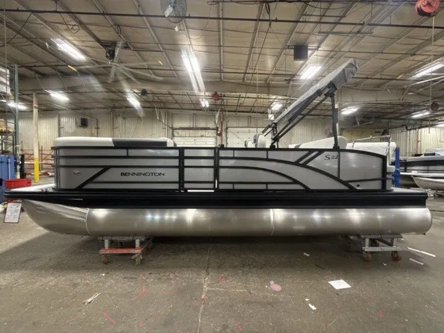 Slide: The Image of Bennington S-One Swingback 22 S1SB Tritoon 2027 - 8