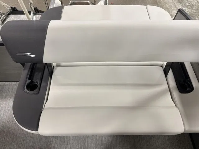 Slide: The Image of Bennington S-One Swingback 22 S1SB Tritoon 2027 - 15
