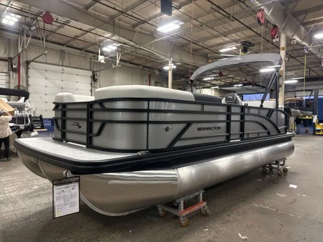 The Image of Bennington S-One Swingback 22 S1SB Tritoon 2027 - 1