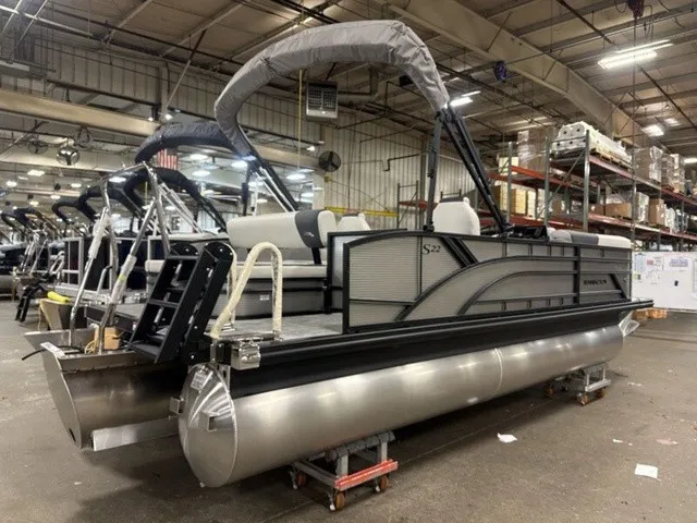 Slide: The Image of Bennington S-One Swingback 22 S1SB Tritoon 2027 - 6