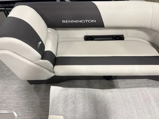 Slide: The Image of Bennington S-One Swingback 22 S1SB Tritoon 2027 - 9