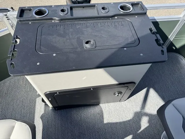 Slide: The Image of Sun Tracker Fishin' Barge 20 DLX 2027 - 15