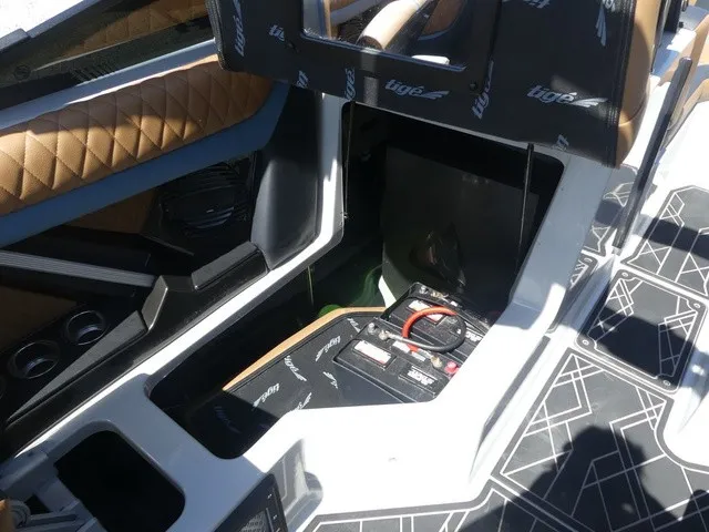 Slide: The Image of Tigé 23ZX 2023 - 24