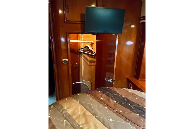 Slide: The Image of Luxurious 2004 Carver 570 Voyager Pilothouse cabin with TV and closet. - 33