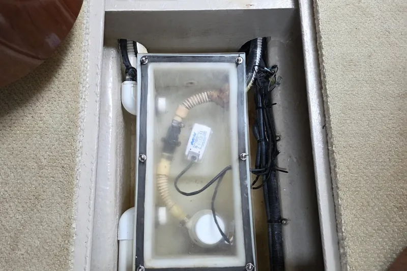 Slide: The Image of Bilge pump system in a 2004 Sea Ray 420 Sundancer boat. - 44