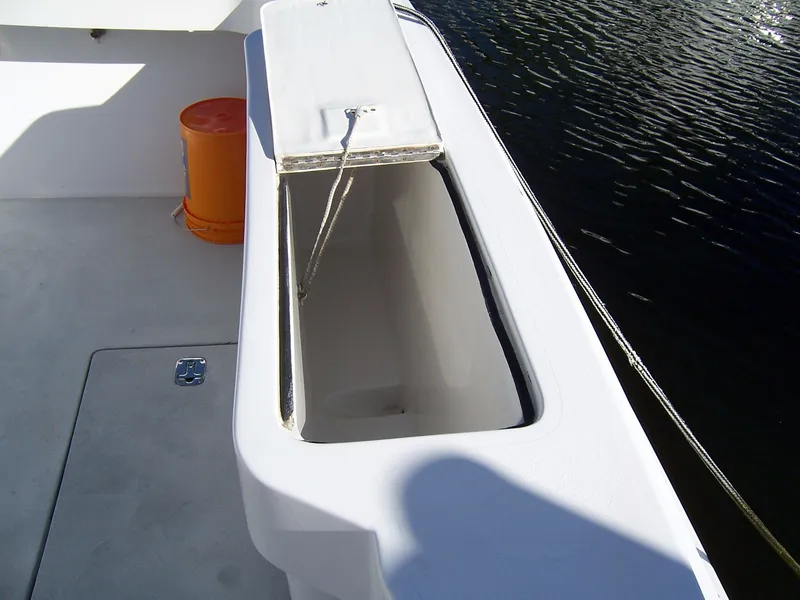 Slide: The Image of 36' Luhrs Livewell - 19