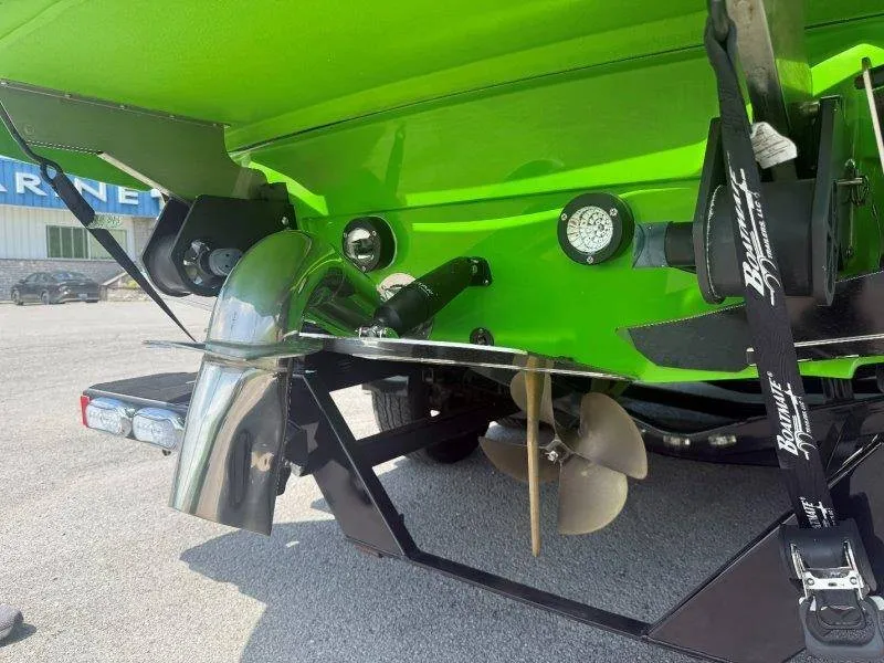 Slide: The Image of The image shows the green stern of a Supra SE 550 boat with propeller and trailer. - 21