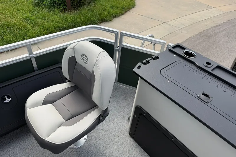 Slide: The Image of 2027 Sun Tracker Fishin' Barge 22 DLX boat seat and console detail. - 25