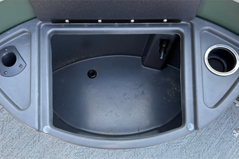 Slide: The Image of Livewell compartment on 2027 Sun Tracker Fishin' Barge 22 DLX pontoon boat. - 46