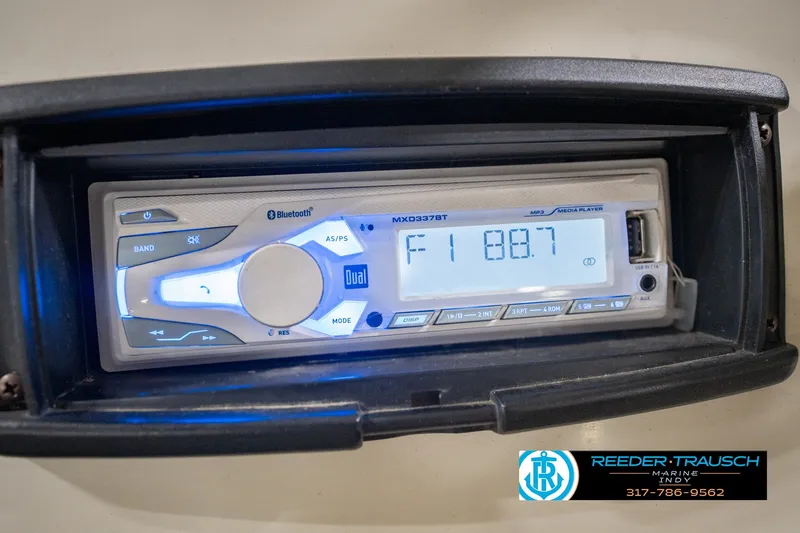 Slide: The Image of Boat stereo system in a 2000 Bennington 227L, displaying FM 88.7 frequency. - 36