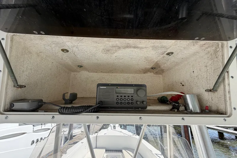 Slide: The Image of 1999 Boston Whaler 26 Outrage boat console with radio equipment and accessories. - 29