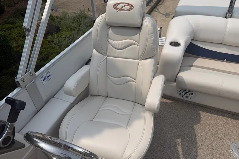 Slide: The Image of Luxurious white captain's chair on 2008 Crest 25 II XRS boat, featuring elegant stitching. - 17