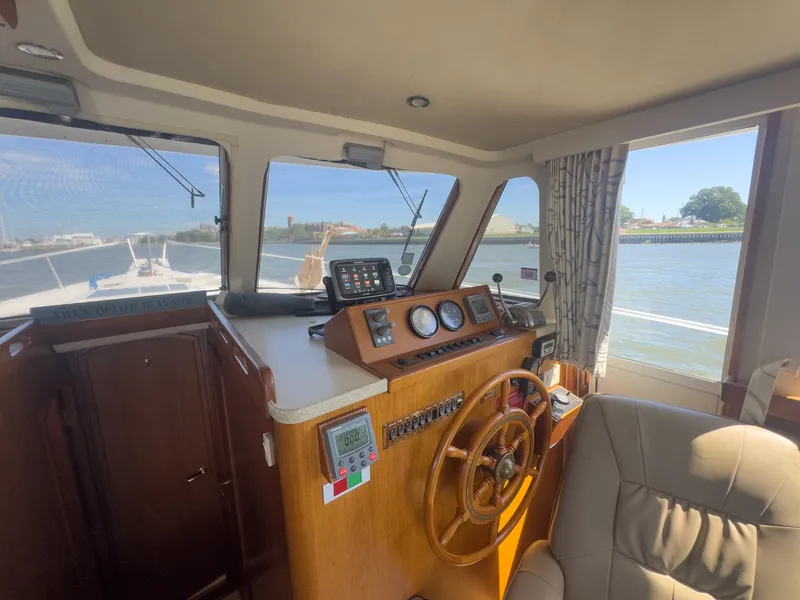 Slide: The Image of Mainship 390 Trawler 2000 - 29