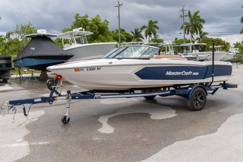 The Image of 2021 MasterCraft ProStar boat on trailer in outdoor setting. - 0