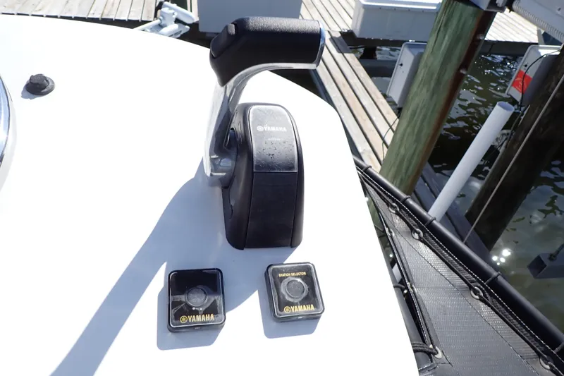 Slide: The Image of Throttle controls on a 2015 Blue Wave 2400 PureBay boat, featuring Yamaha components. - 88