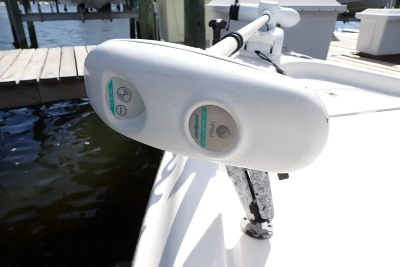 Slide: The Image of 2015 Blue Wave 2400 PureBay boat with i-Pilot trolling motor at dock. - 21