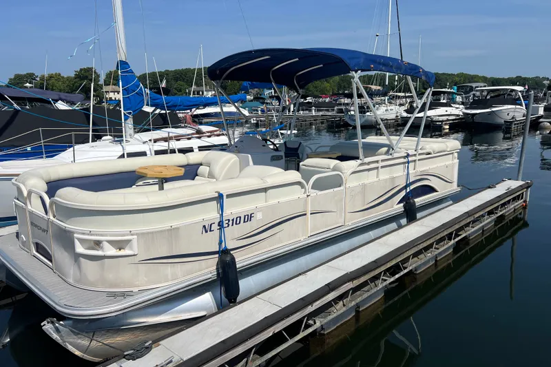 The Image of 2007 Starcraft Elite 226 RE CR pontoon boat docked at marina. - 0