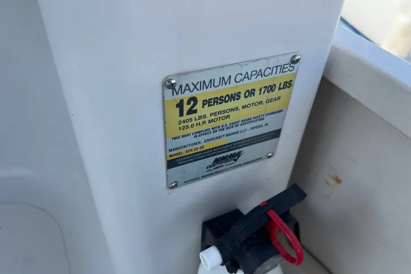 Slide: The Image of Capacity label on 2007 Starcraft Elite 226 RE CR boat, max 12 persons or 1700 lbs. - 17