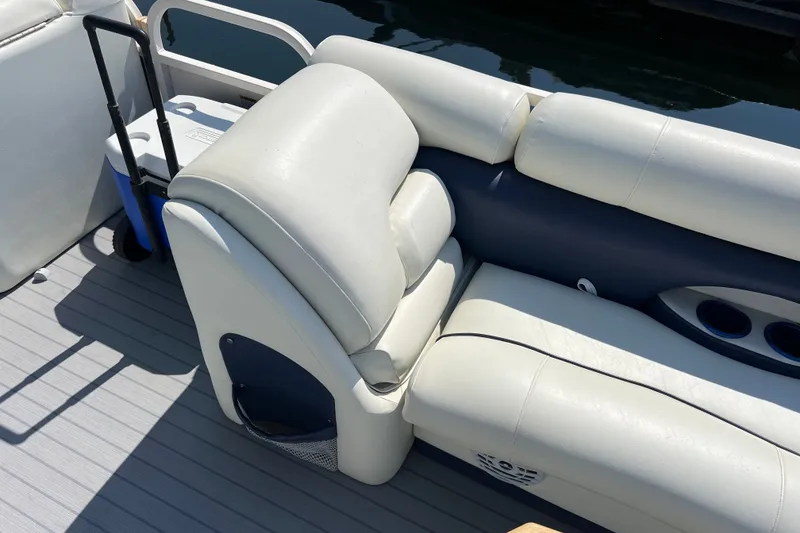 Slide: The Image of Luxurious seating on a 2007 Starcraft Elite 226 RE CR pontoon boat. - 14