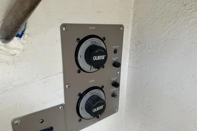 Slide: The Image of Control panel on a 2004 Bayliner 3055 Ciera Sunbridge boat. - 21