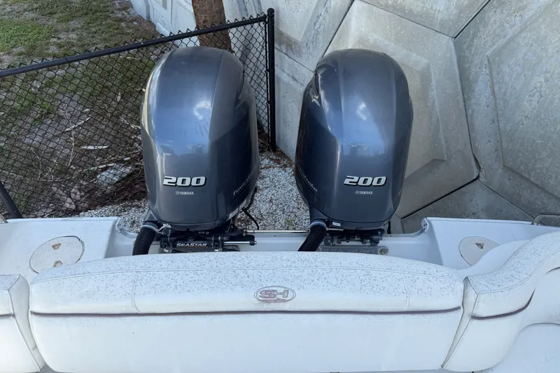 Slide: The Image of Twin Yamaha 200 engines on a 2019 Sea Hunt Ultra 275SE boat. - 14