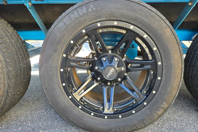 Slide: The Image of Black wheel with Zenna tire on a Centurion Ri257, 2021 model. - 30