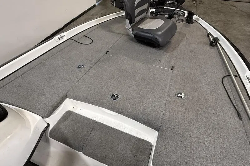 Slide: The Image of 2009 Nitro Z-7 boat interior with gray carpet and seating. - 9