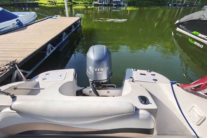 Slide: The Image of Boat docked by a pier with Yamaha 115 engine, Vectra S-200, 2005 model. - 18