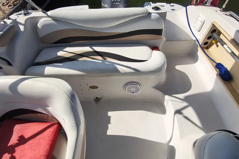 Slide: The Image of Interior of a 2005 Vectra S-200 boat with white seating and red cushion. - 8