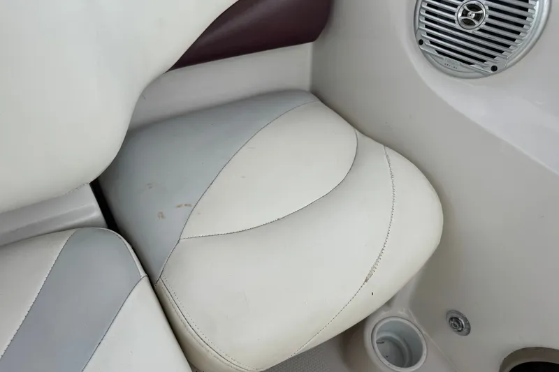 Slide: The Image of White and gray boat seat with speaker, 2009 Tahoe Q4 SS model. - 14