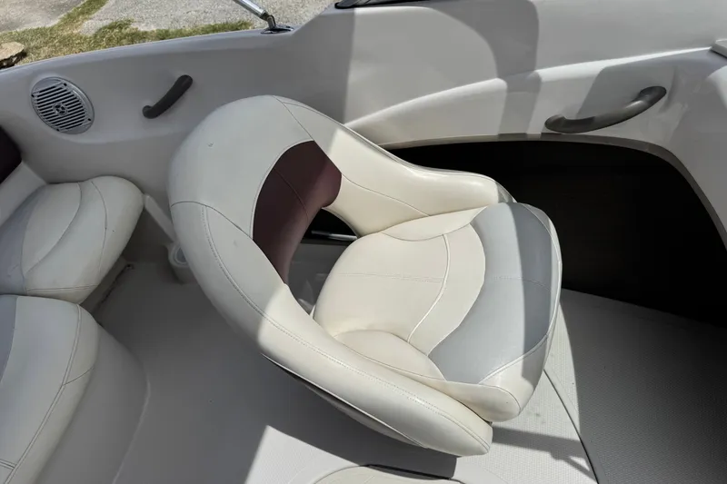 Slide: The Image of 2009 Tahoe Q4 SS boat interior with white and gray seating. - 18
